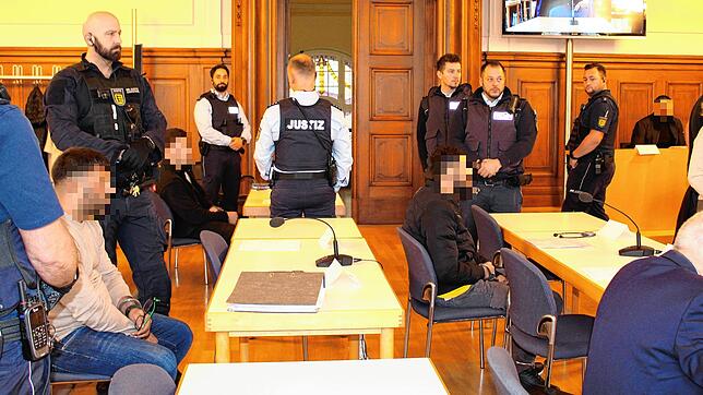 Verhandlung vor dem Landgericht Rottweil: Die vier Angeklagten (sitzend) sollen wertvolles Metall gestohlen haben.