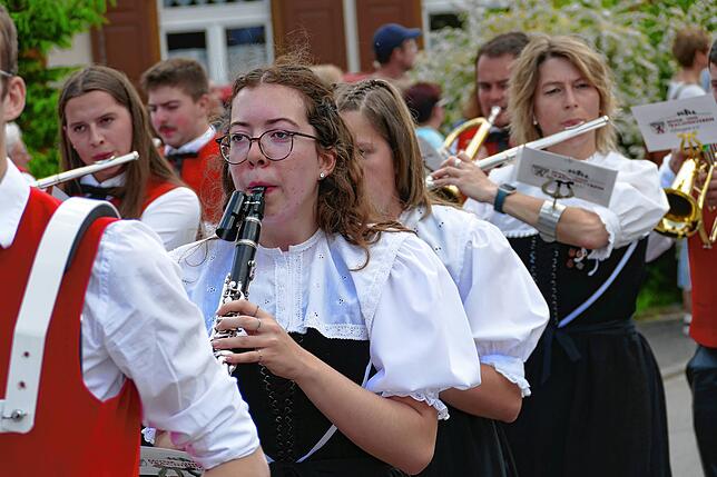 Bild 17: Jubiläumsumzug zum 175. Geburtstag der Musikkapelle Mundelfingen krönt vier stimmungsvolle Tage.