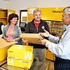 In der neuen Post-Agentur gibt es zu Beginn teils noch intensive Beratungsgespräche. Das Bild zeigt (von links) die Mitarbeiterinnen ...