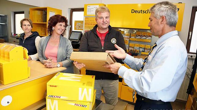 In der neuen Post-Agentur gibt es zu Beginn teils noch intensive Beratungsgespräche. Das Bild zeigt (von links) die Mitarbeiterinnen ...