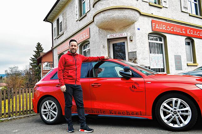 Der 33-jährige Carlo Kracheel hat 2019 die Fahrschule in der Obertorstraße in Überlingen von seinem Vater übernommen.