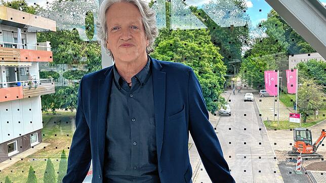 Geschäftsführer und Heimleiter Markus Bonserio, auf der Verbindungsbrücke zwischen Alt- und Neubau von St. Michael. Nach der Eröffnung ...