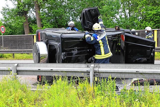Bild 4: Bei einem schweren Autounfall auf der B33 nahe dem Flugplatz werden zwei Personen verletzt, es kommt zu langen Staus