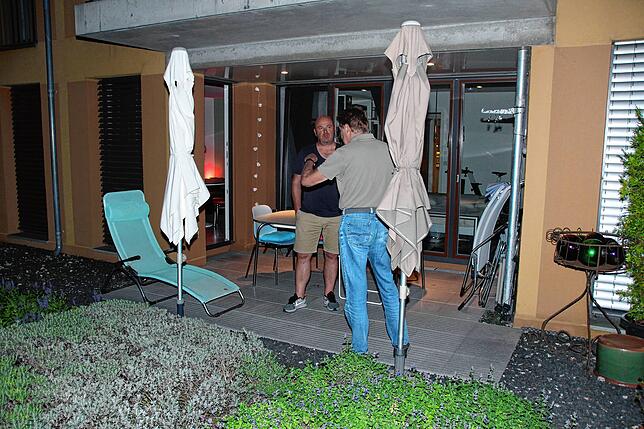 Jens-Peter Volk unterhält sich auf seiner Terrasse neben der Bischofsvilla mit Michael Scholtz, der ebenfalls ganz in der Nähe wohnt.