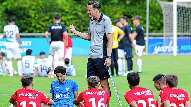 Noch einmal gefordert in diesem Jahr ist der 1. FC Rielasingen-Arlen mit Trainer Andreas Keller (Mitte).