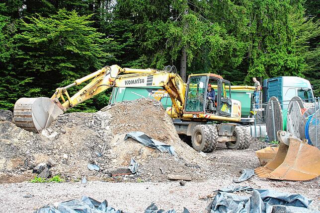 Ende Juli 2023 wird das teilweise stark PAK-belastete Material abgebaggert und abgefahren.