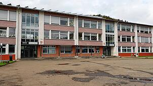 Der Erweiterungsbau der Schlossschule wird ebenso wie das Hauptgebäude mit einer Photovoltaik-Anlage ausgestattet. Im Etat sind dafür ...