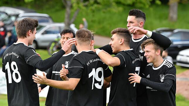 Auf Rekordkurs: Der SV 08 Laufenburg mit (von links) Julian Völz, Abdel-Amin Bouhouch, Bujar Halili (Nr. 19), Angelo Armenio, Eduard ...