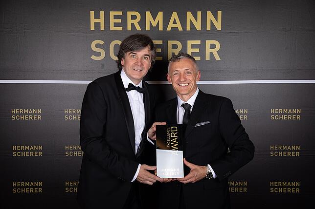 Hermann Scherer überreicht Michael H. Linnig den Preis.