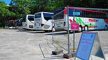 Auf dem ehemaligen Gelände der Straßenmeisterei an der Nußdorfer Straße parken die ersten Reisebusse, während die Gäste die ...