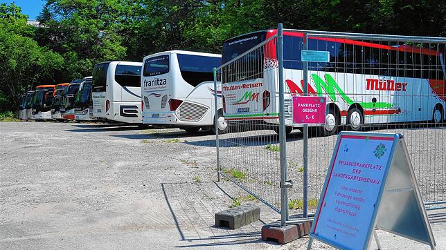 Auf dem ehemaligen Gelände der Straßenmeisterei an der Nußdorfer Straße parken die ersten Reisebusse, während die Gäste die ...