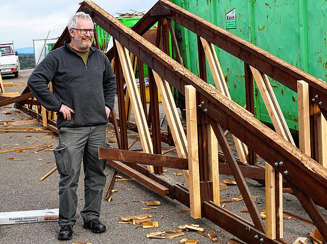 Brendens Ortsvorsteher Ralf Isele steht vor einem bereits abgetragenen Bauteil, das nicht entsorgt werden muss. Es findet im Bauhof in ...