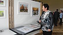 Informiert sich über die bei der Immendinger Hobbykünstlerausstellung gezeigten Werke: Gemeinderätin Ute Scharre Grüninger. Archivbild: ...