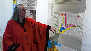 Claudia Greiner hat mit ihrem Mann Bernhard die Ausstellung in der Römervilla konzipiert.