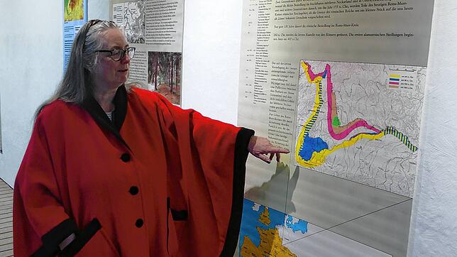 Claudia Greiner hat mit ihrem Mann Bernhard die Ausstellung in der Römervilla konzipiert.