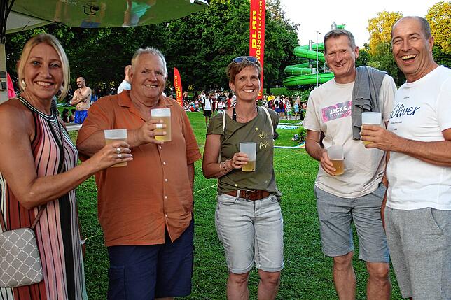 Ein Prosit auf das Geburtstagskind. Tausende Besucher waren gekommen, um gemeinsam in Erinnerungen zu schwelgen.