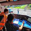 Am Kreisverkehr an der Georg-Fischer-Straße muss der Verkehr mit Streckenposten wie Franz Friker geregelt werden.Im Lokführerstand links ...