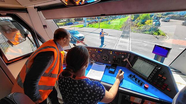 Am Kreisverkehr an der Georg-Fischer-Straße muss der Verkehr mit Streckenposten wie Franz Friker geregelt werden.Im Lokführerstand links ...