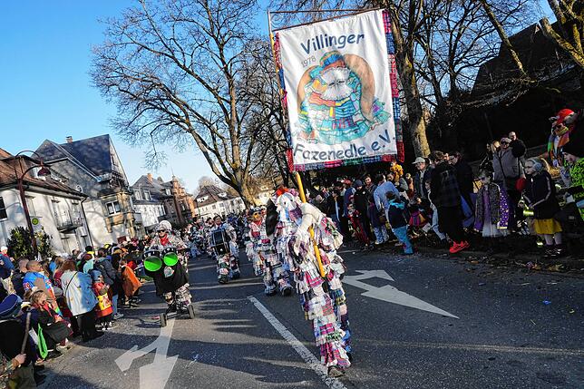 Bild 10: Tausende Narren ziehen beim Fasnet-Umzug durch die Stadt