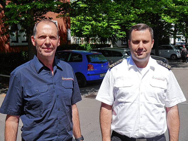 Feuerwehrkommandant Mario Dutzi (rechts) und Stefan Schüttler, der seit 2017 für den Bevölkerungsschutz und das Krisenmanagement in ...