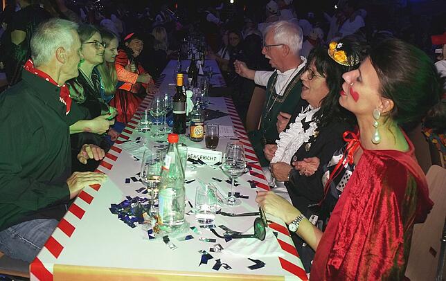 Gut geschunkelt: Versonnen genießt Rita Schwarzelühr-Sutter (rechts) beim Düengemer Obed eine letzte Schunkelrunde, denn am Samstag ist ...