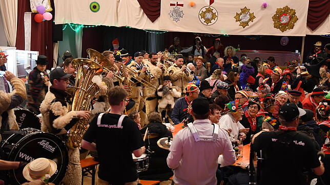 Stimmung mit den Yetis: Die Stockacher Guggenmusik-Truppe gab sich beim Laufnarrenmarkt wieder die Ehre und rockte den Saal im Bürgerhaus.