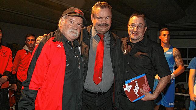 Freunde, Mitstreiter, Gönner: Gerhard Grether (links) vor vier Jahren beim Boxen im Autohaus mit dem Präsidenten des Schweizerischen ...