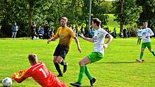 Bezirksliga-Szenen wie diese, wo Sebastian Boma von der SG Riedböhringen/Fützen (gelbes Trikot) am Torhüter der DJK Donaueschingen II ...