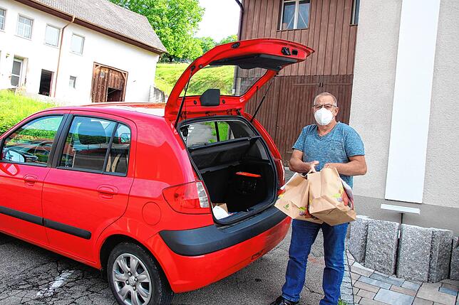 Im Zehn-Minuten-Takt jeden Dienstag holen die Fahrer des Ja-Vereins die bestellten Essenspakete im Ja-Treff in Mauchen ab. Elmar Hotz ...