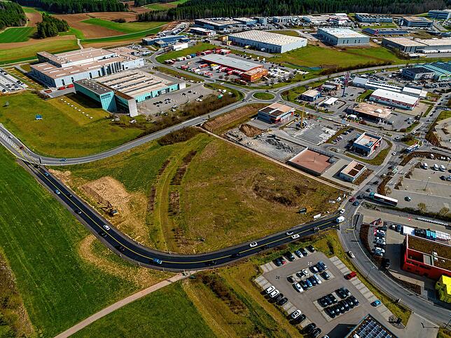 Auf dem Luftbild erkennt man gut die temporär angelegte Umleitungsstrecke, mit dem schwarzen Asphaltbelag im Vordergrund.