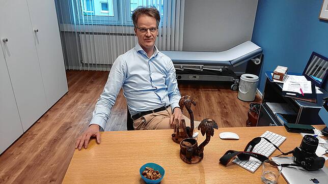 Steffen Baumeister in seiner Praxis in Villingen.