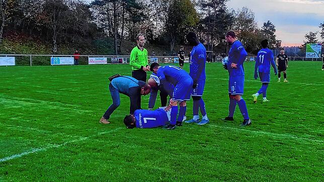 Das Foul, das in der Nachspielzeit zum entscheidenden Strafstoß führte: Jonathan Bell wird im Marbacher Strafraum von den Möhringer ...