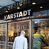 Was finden die Kunden zukünftig hinter diesen Türen? Fakt ist: Bei Karstadt wird sich auch in der Filiale Konstanz einiges ändern.