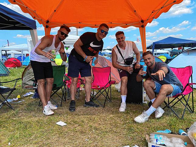 Diese Gruppe aus Tuttlingen sorgt auch abseits der Bühne für Musik mit ordentlichem Bass. Die Box ist sogar groß genug, um sie als ...