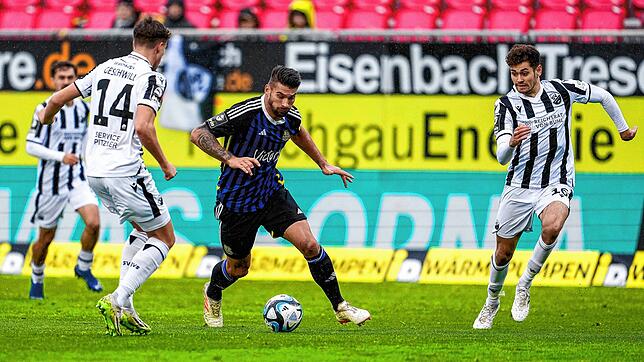Auch der Villinger Profi Kai Brünker (am Ball) kommt am 10. Dezember zum Benefiz-Spiel nach Schönwald.