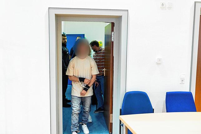 Der Angeklagte betritt den Gerichtssaal des Landgerichts Waldshut-Tiengen. Bis zum Prozessbeginn trug er aus Sicherheitsgründen Hand und ...