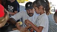 Niklas Osner hilft den Kindern beim Zwiebeln schneiden. Bild: Christiane Sahli