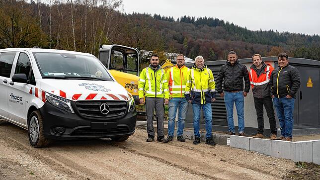 Die neue Trafostation Tannenhof wurde in Betrieb genommen (von links): Sven Bölle (Bauleiter Thüga Energienetze), Daniel Ruof ...
