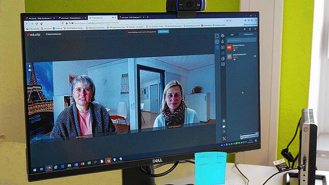 Auf digitalem Wege läuft einiges bei der Volkshochschule Waldshut-Tiengen: Martina Erdmann (links, Leiterin) und Cindy Fehrenbacher in ...