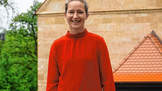 Sozialpädagogin Christina Hagel, hier vor der St. Laurentius-Kirche in Tengen, berät für die Caritas vor Ort.