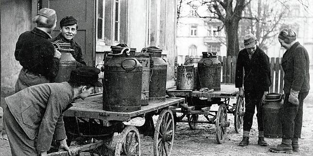 Die Verteilung der gekochten Suppe auf die Schulen, Aufnahme vom Februar 1947.