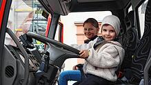 Besonders beliebt bei den Kindern ist das Fahrzeug der Feuerwehr Waldshut-Tiengen mit der Drehleiter. Man kann damit bis 60 Meter Höhe ...