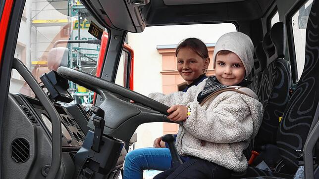 Besonders beliebt bei den Kindern ist das Fahrzeug der Feuerwehr Waldshut-Tiengen mit der Drehleiter. Man kann damit bis 60 Meter Höhe ...