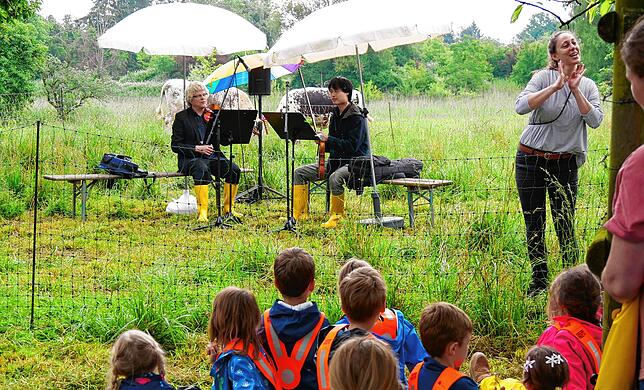 Bei ihrem Auftritt auf der Kuhweide des Stadtbauernhofs beim Hockgraben: Die Violinisten Johannes Grütter (links) und Mu-Di Antonio Wu ...