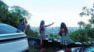 Eine Gruppe von Freunden picknickt oberhalb von Honolulu und hält sich an die schwerste Tsnami-Evakuierungsaufforderung seit Jahrzehnten ...