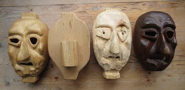 Entstehungsprozess der Masken (von links): Mustervorlage, Holzrohling, vorgefräster Rohling, Maske geschnitzt und gefast.