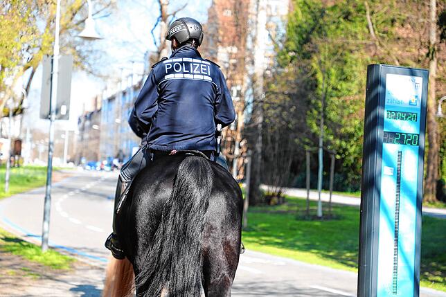 Zählt das? Polizeioberkommissar Walter Horländer an der Zählstelle für Radfahrer nahe der Fahrradbrücke