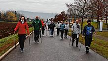 Gruppenangebote, wie Nordic Walking mit der Therapeutin Isabel Babisch (links), sind trotz Corona in der Nachsorgeklinik Tannheim möglich.