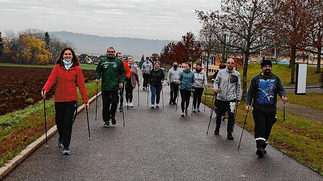 Gruppenangebote, wie Nordic Walking mit der Therapeutin Isabel Babisch (links), sind trotz Corona in der Nachsorgeklinik Tannheim möglich.