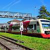 Moderne Regio-Shuttle-Triebwagen fahren Juli auf der Ablachtalbahn. Die Züge haben Niederflureinstiege, eine Klimaanlage und ein ...